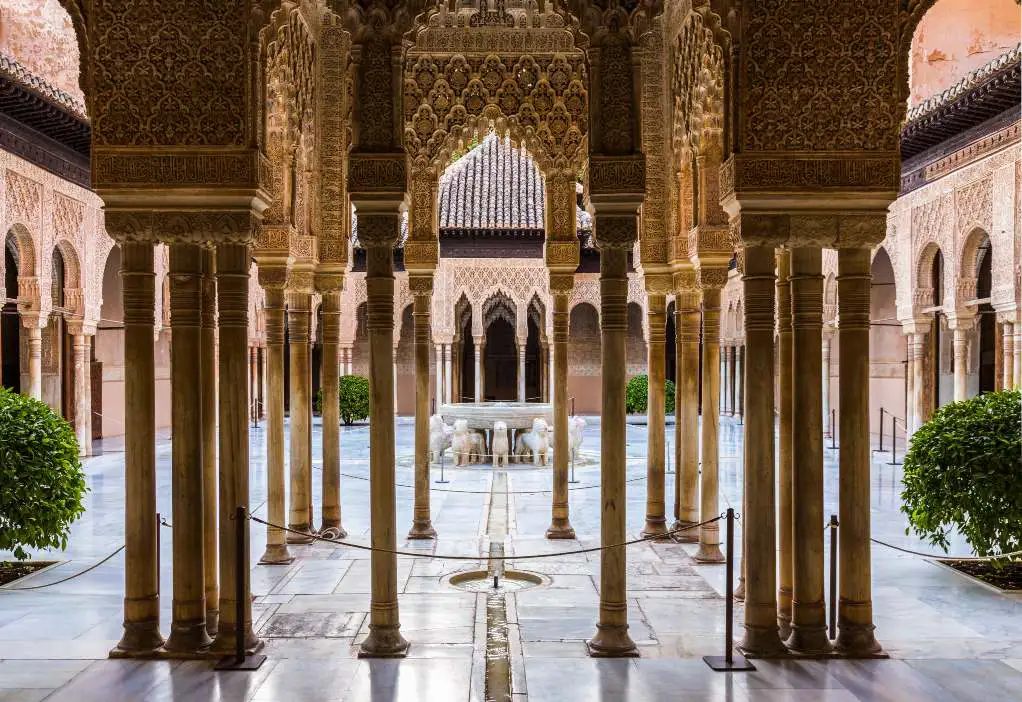 Exclusive private tour to the Alhambra with a local guide | Cicerone